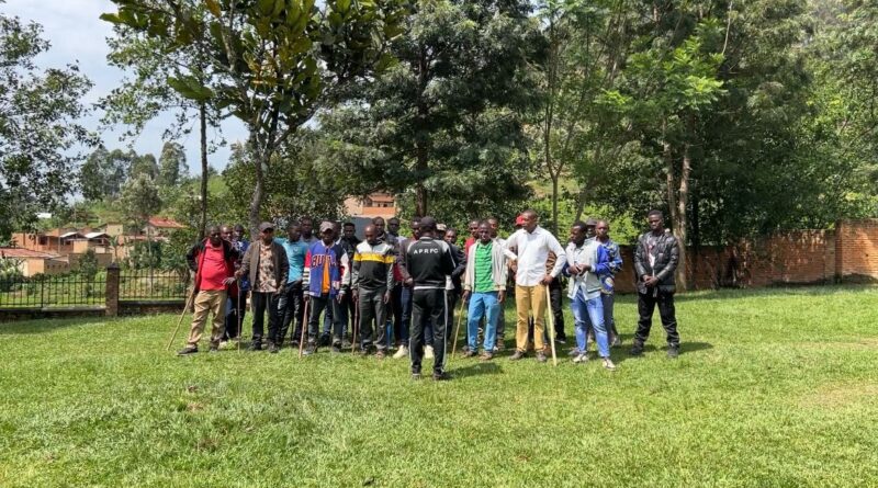 Gicumbi: Abarembetsi banyura mu nkengero z’umupaka wa Gatuna, bagiye guhigwa Bukware. Gicumbi: Abarembetsi banyura mu nkengero z’umupaka wa Gatuna, bagiye guhigwa Bukware.