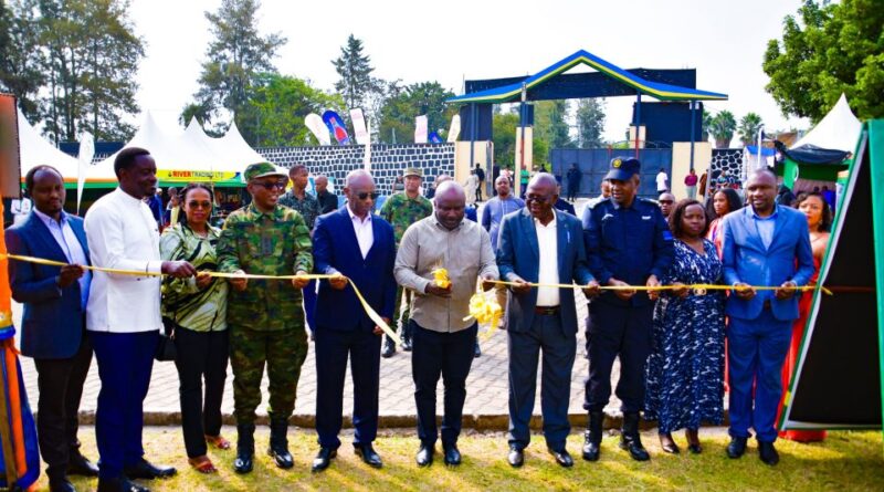 Amajyaruguru: Guverineri yakebuye urubyiruko rutarazibukira ibirwangiza